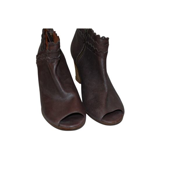 Lucky Brand IRIS Women's 7 Peep Toe Scalloped Leather Wedge Booties Boho Hippie - Picture 1 of 8